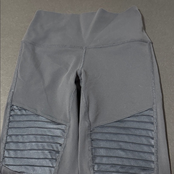 Alo Yoga High-Waist Moto Legging
W5494R Size S - Picture 7 of 14